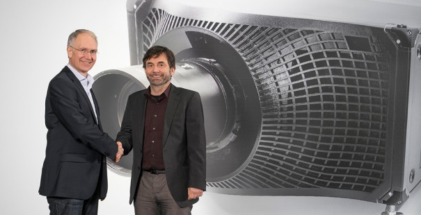 Klaus Hilles, director regional Christie Alemania, Austria y Suiza, y Andreas Flemming, CEO publitec (izd.a dcha)