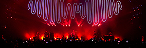 Rockband Arctic Monkeys gibt mit Robe ihre Konzerte in Brasilien