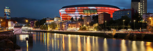 Das Stadion San Mamés glänzt mit einer dynamischen und multimedialen Beleuchtung von 360º