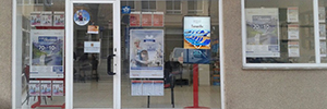 Beabloo lleva el digital signage a los escaparates de Halcón Viajes