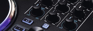 موسيكميسي 2015: Reloop يكشف النقاب عن ميزات وحدة تحكم BeatPad الجديدة 2