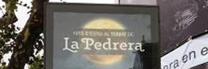 لا بيدريرا دي غاودي يستقبل زواره مع الطوطم الرقمية التي شكلتها أربع شاشات LED وLCD
