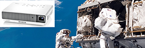 Der Casio XJ-M256 Projektorbegleiter von Astronauten auf der Raumstation