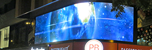 Platja d’Aro promociona la actividad comercial de la zona con una gran pantalla Led curva