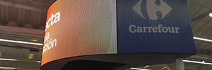 Der Carrefour von Alcobendas macht den Unterschied mit einem gebogenen LED-Bildschirm für den Innenbereich