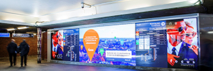 Die U-Bahn-Station Toyen zieht die Aufmerksamkeit der Reisenden von einem LED-Bildschirm von 11 Meter