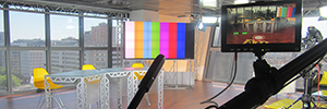 A Christie MicroTiles video wall enhances the live streams of the program 'Here in Madrid'