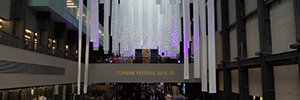 Projection spectaculaire sur des bandes de papier pendant le Festival turbine 2015