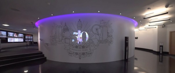 英国电信塔投影艺术品