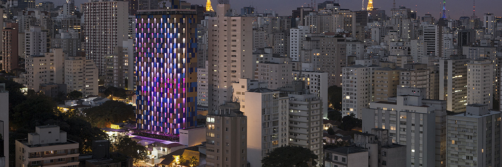 A fachada do hotel WZ Jardins no Brasil reage aos sons e à qualidade do ar