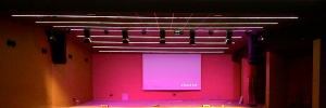 Das Auditorium der Enklave der Mauer wird mit Alto, Allen & Heath, Apart und Crest
