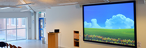 La pantalla dnp Supernova XL optimiza la visualización de una escuela de secundaria de Dinamarca