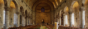 Los altavoces de d&b se mimetizan con la arquitectura de la capilla de Nuestra Señora de la Victoria