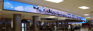 Tela led de dois lados para mostrar aos passageiros as maravilhas de Miami na chegada ao aeroporto