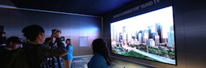 Samsung погружает зрителей в контент с помощью 170-дюймового модульного SUHD″