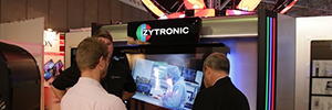 مفاجآت Zytronic مع شاشة تعمل باللمس 85 "4K وأكثر من 40 يلمس