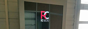RC Microelectrónica conta com sinalização digital para comunicação corporativa
