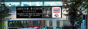 Justin Bieber protagoniza la primera campaña DooH coordinada con una emisora de radio en tiempo real