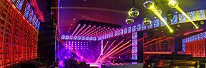 ビソウクラブのナイトクラブは、壮大な装飾照明でその顧客を包みます