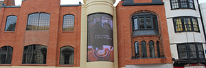 Un espectacular videowall curvo de 30 metros cuadrados transforma la fachada de un centro comercial de Reading