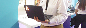 En el stand de Crambo se exhibe Stronger hey!tech, galardonada como la mejor tablet para el aula