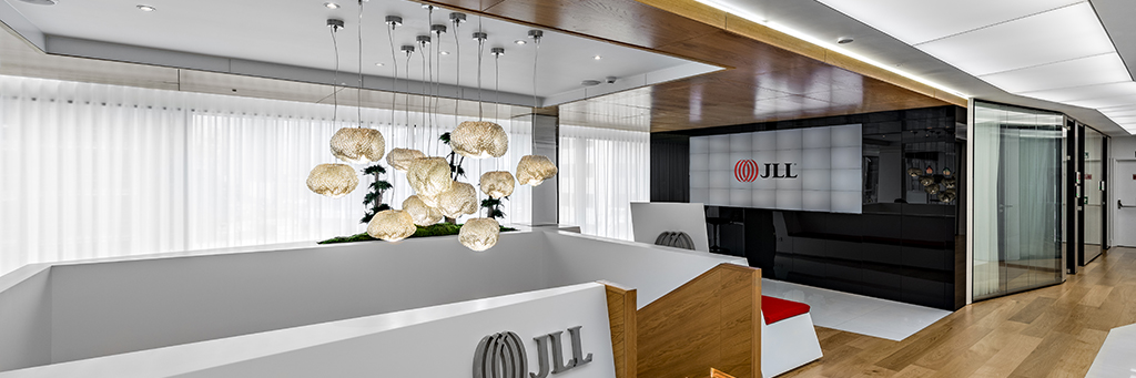 Die neue Unternehmenszentrale von JLL begrüßt von einer großen Videowand, die mit MicroTiles entworfen wurde
