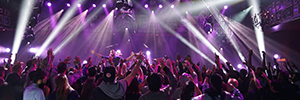 El canal de television Audience AT&T utiliza más de cien equipos de Elation para sus conciertos