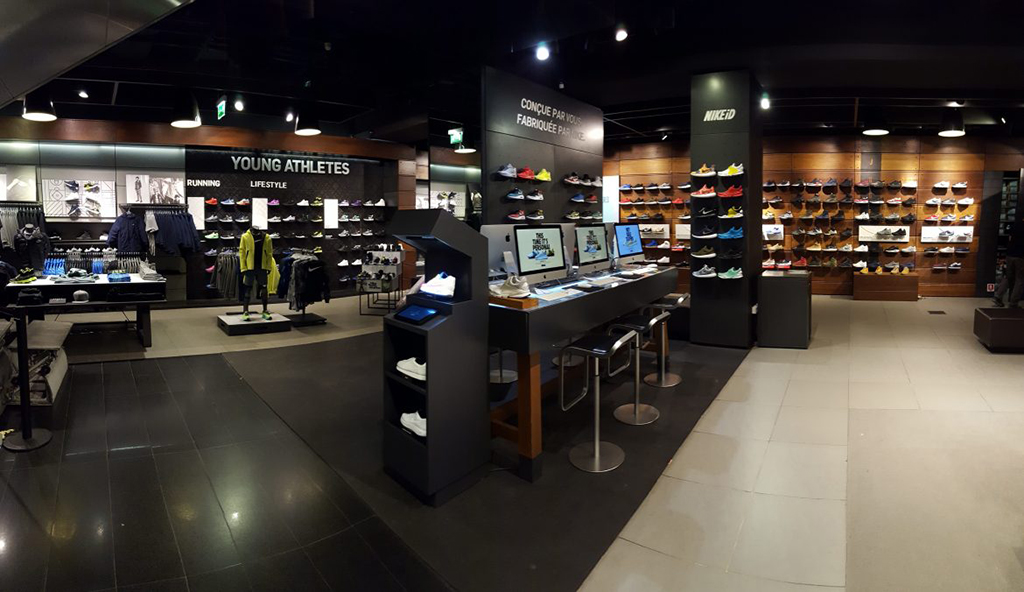 La tienda Nike París configurar las zapatillas deportivas utilizando la realidad aumentada