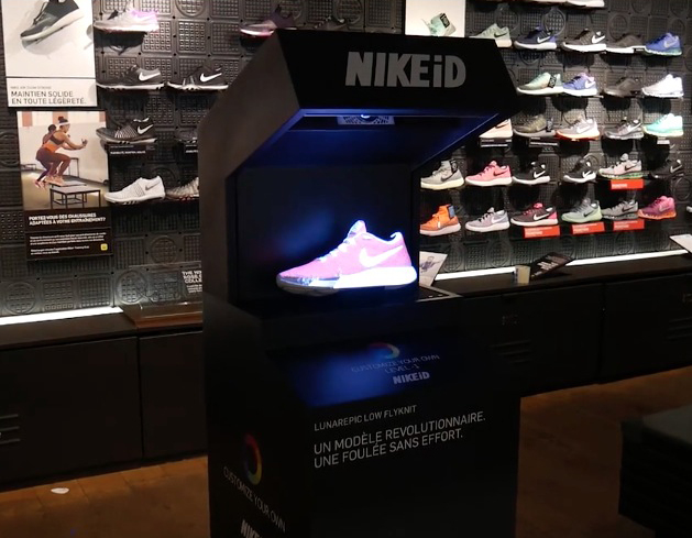 La tienda Nike París configurar las zapatillas deportivas utilizando la realidad aumentada