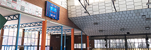 The El Sargal pavilion in Cuenca replaces its traditional scoreboard with a high-resolution Led screen
