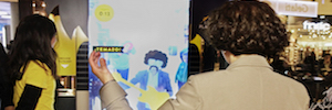 Vueling setzt für seine interaktive Marketingkampagne Rock Star auf den DooH-Kreis von iWall