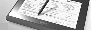Wacom DTH-1152: interactive multi-touch monitor for the consultation and signature of electronic documents