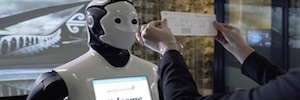 Los aeropuertos experimentan con robots humanoides para ayudar a los pasajeros