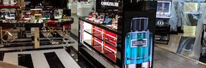 Carolina Herrera perfumes amplía su circuito de cartelería digital con una pantalla Led en ángulo