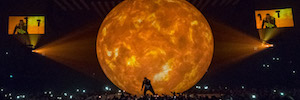 说唱歌手德雷克欧洲巡回演唱会上壮观的激光投影