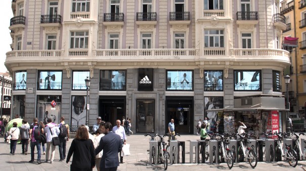 Adidas transforme les fenêtres du sol au plafond de sa boutique rénovée  dans la Gran Via de Madrid avec des écrans Led