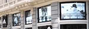 アディダスは、マドリードのグランビアにある改装された店舗の窓をLedスクリーンで変身させます