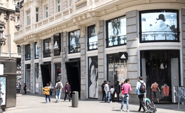 Adidas transforme les fenêtres du sol au plafond de sa boutique rénovée  dans la Gran Via de Madrid avec des écrans Led