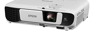 Epson presents a line of projectors for the classroom and the company of great sharpness and luminosity