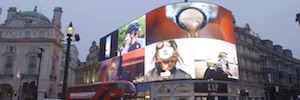 سيرك بيكاديللي الرمزي في لندن مضاء بشاشة LED المنحنية الجديدة
