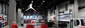Der neue Air Jordan Store in Toronto lockt Kunden mit einem dynamischen und attraktiven AV-System
