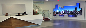 Equifax устанавливает креативный экран в своей новой штаб-квартире со светодиодными панелями PixelFlex