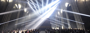 赫罗纳大教堂周围的灯光和音乐表演 5.000 人