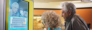 Una tienda de comida rápida utiliza el reconocimiento facial para identificar las preferencias de sus clientes