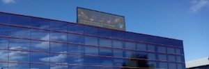 アルカラ・デ・エナレスは、屋外のLedスクリーンでクリスマスを祝います