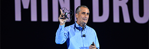 Intel ristabilisce un nuovo record guinness volando 100 mini droni per interni