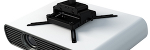 B-Tech 893: suporte de alta resistência com micro-ajuste para projetores até 70 Kg