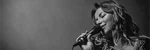 Sängerin Charlotte Church nutzt das ATM610a Mikrofon in ihren Konzerten
