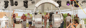 イビサ島のオーシャンビーチのオープニングパーティーは、ハーマンによってマーティンと照らされました
