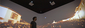 ينشئ متحف أنتيكيرا غرفة غامرة بزاوية 360 درجة مع إسقاط Canon